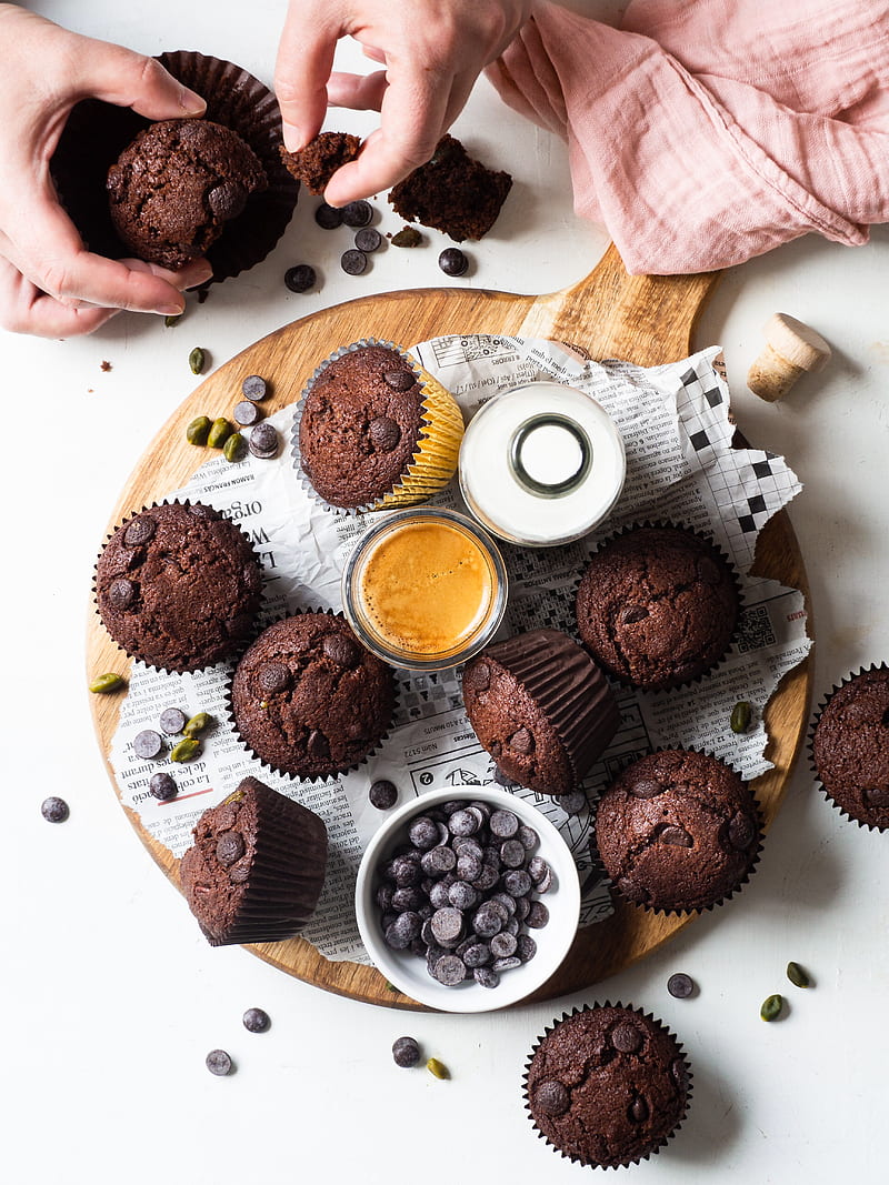 cupcakes, dessert, chocolate, hands, HD phone wallpaper