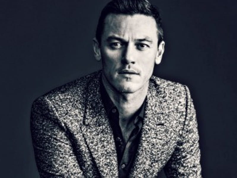 Blue actor. Люк Эванс обои. Luke Evans Black and White. Люк Эванс фото на рабочий стол. Dan White actor.