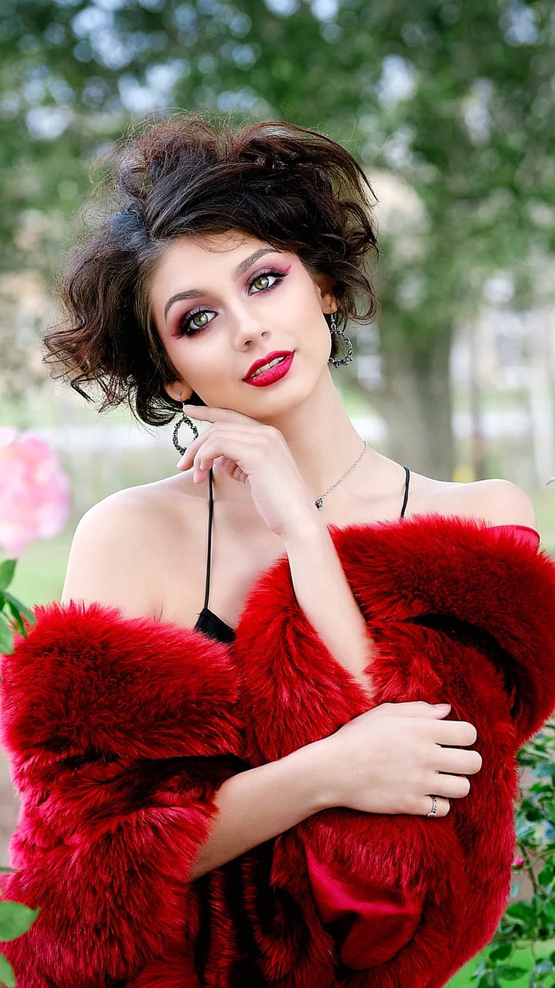 Abrigo de piel rojo, bonito, ojos azules, maravilloso, bonita, roja, pelo corto, Fondo de pantalla de teléfono | Peakpx