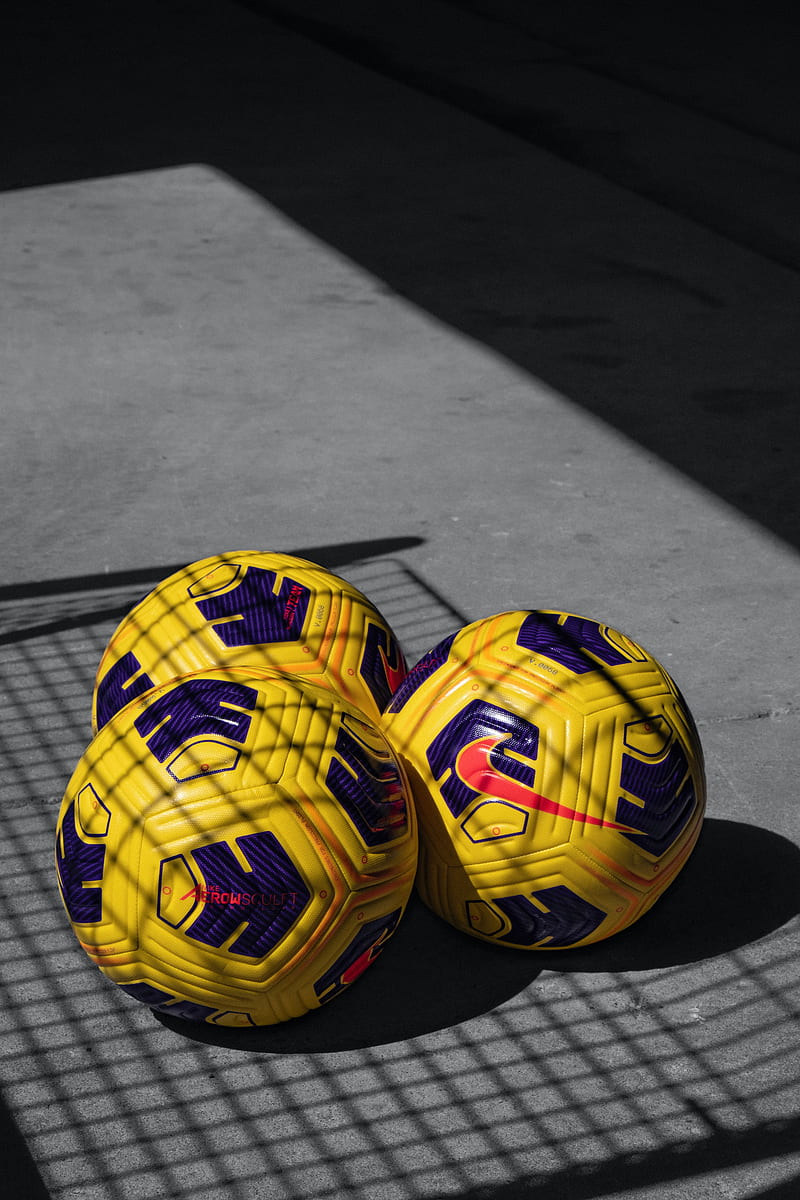 Balones de fútbol, ​​balones, fútbol, ​​amarillo, Fondo de pantalla de  teléfono HD | Peakpx