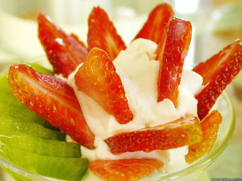 Strawberry Dessert, kiwi fruit, strawberry slices, fruits, cream, dessert, HD wallpaper