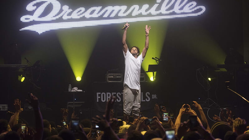 J Cole On Stage Performing In Front Of Audience Wearing White T-shirt Music, HD wallpaper