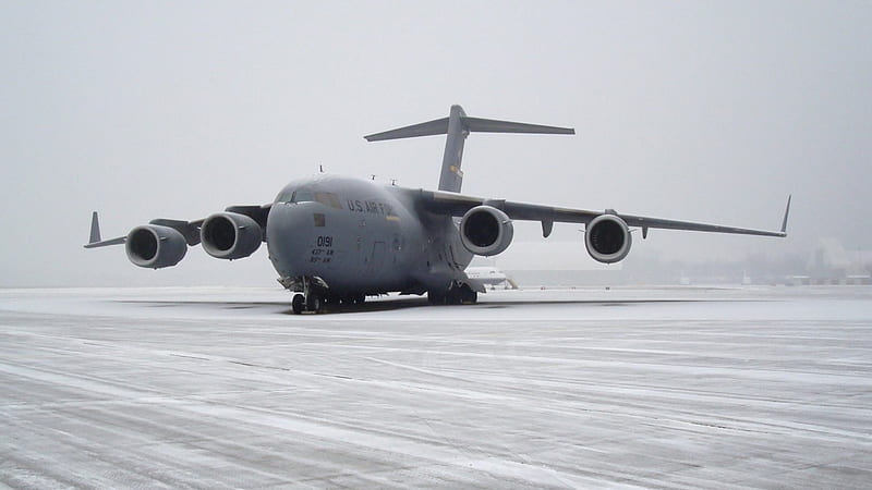 c-17 globemaster on a tarmac in snow strm, snow, transport, tarmac, airport, storm, plae, HD wallpaper