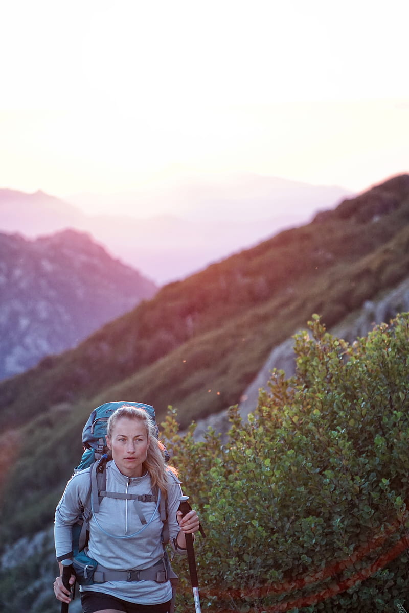 woman hiking on mountain, HD phone wallpaper