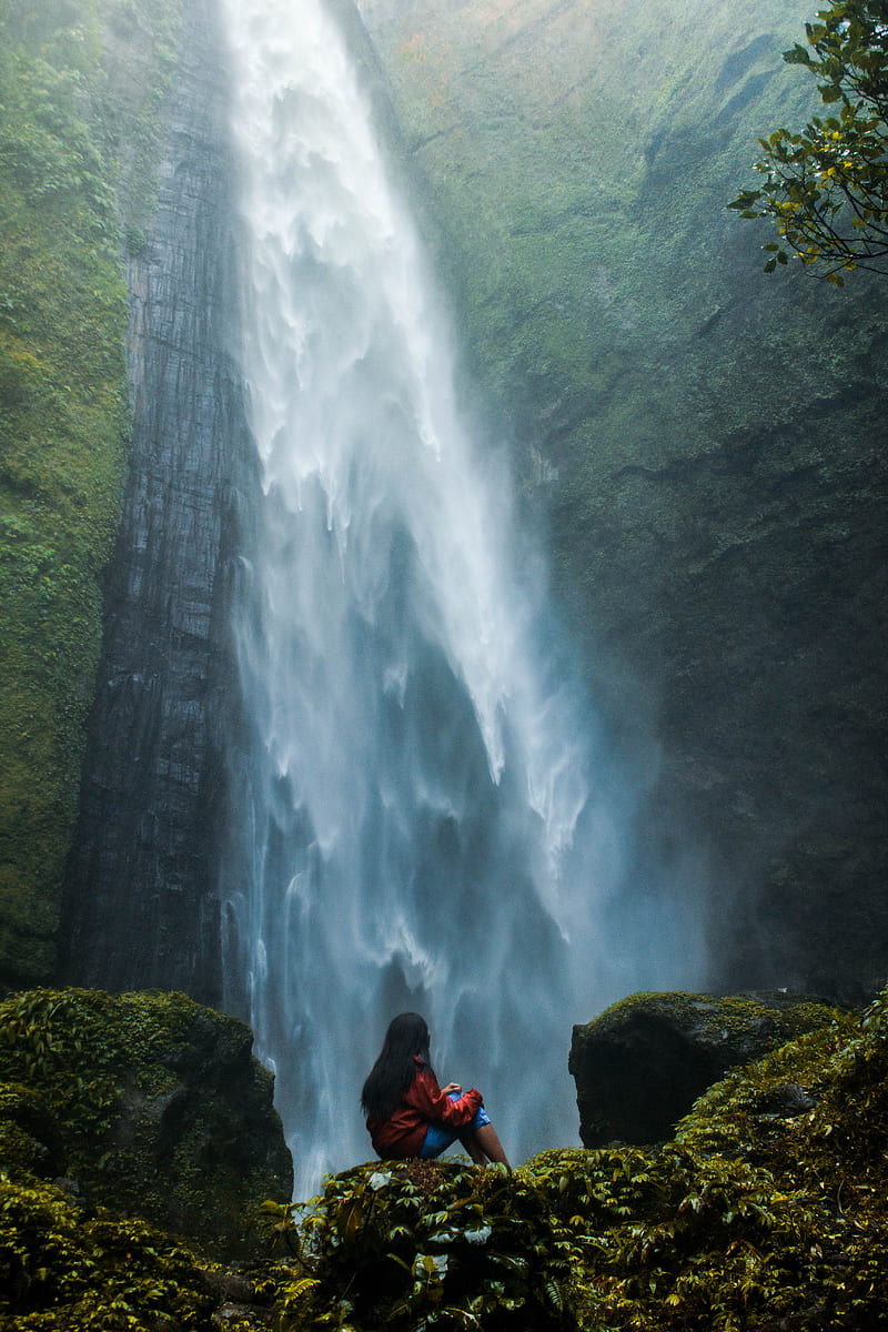 woman sitting on rock facing plunge waterfalls, HD phone wallpaper