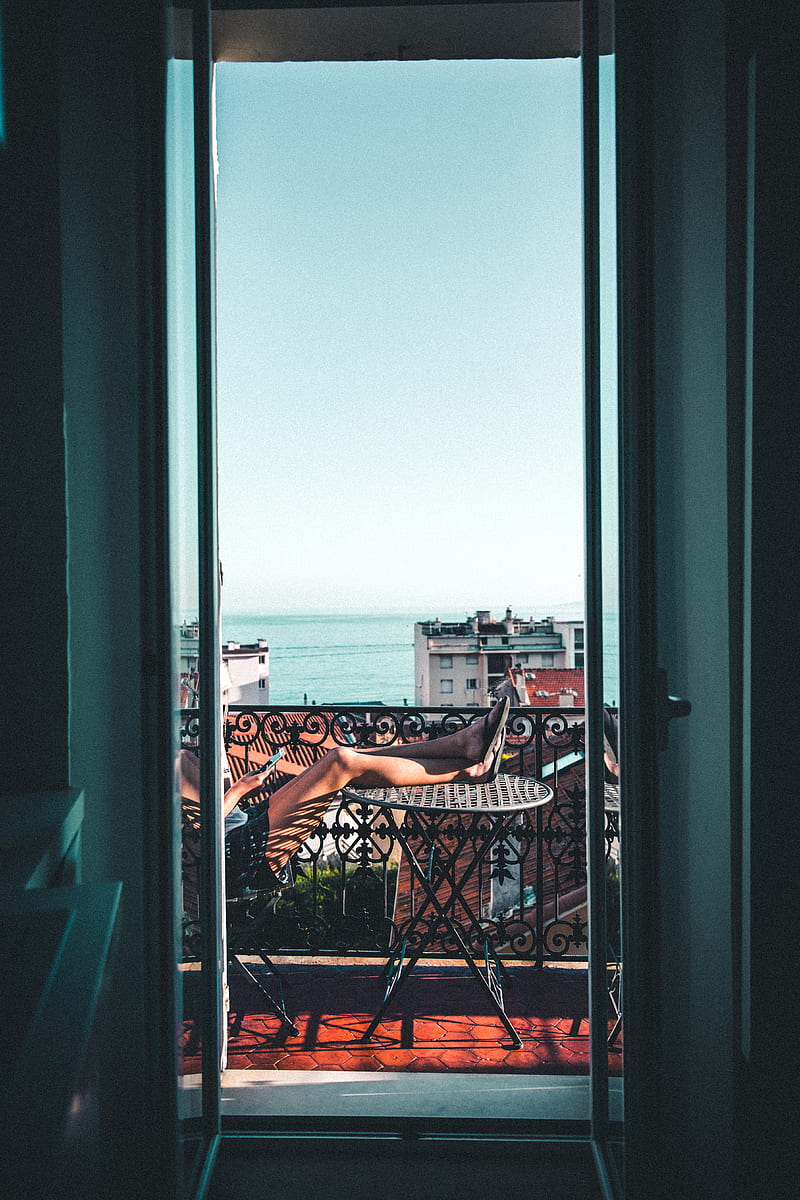 person sitting on balcony, HD phone wallpaper