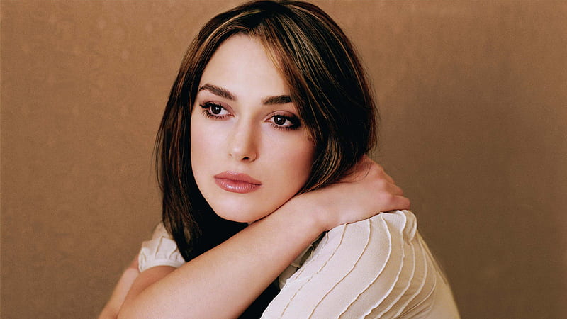 Keira Knightley With Black And Brown Hair In Brown Background Keira Knightley, HD wallpaper