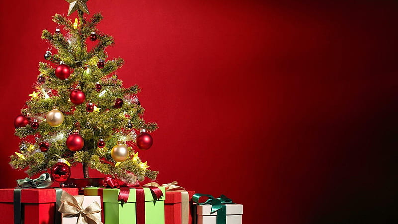 Christmas Tree With Bauble Ornaments And Gifts In Red Background Christmas Tree, HD wallpaper
