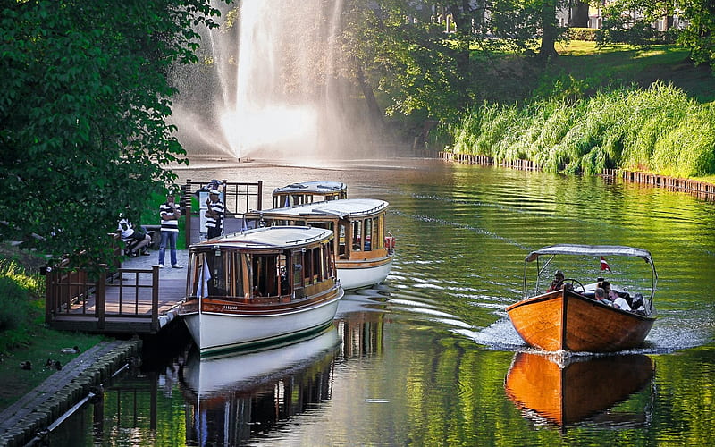Boats in City Canal, boats, Riga, canal, fountain, Latvia, park, HD wallpaper