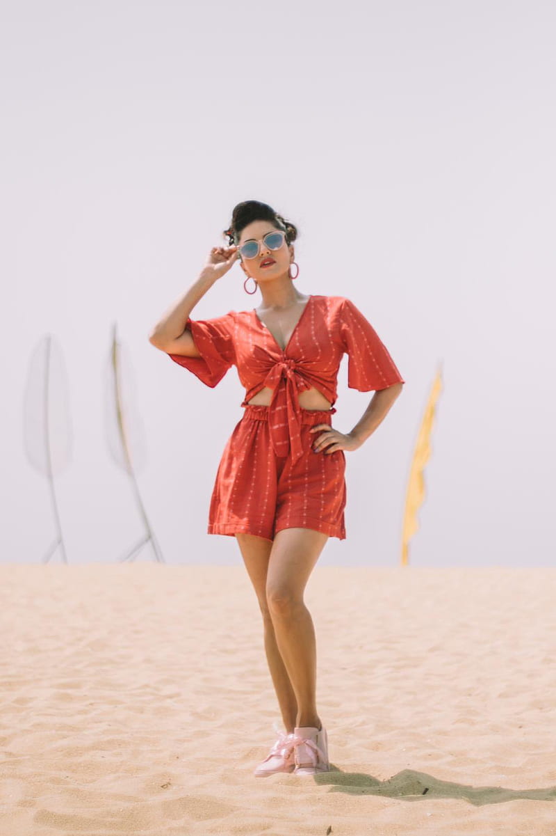 Sunny Leone, beach, bonito, girls, glasses, love, shorts, women, HD phone wallpaper