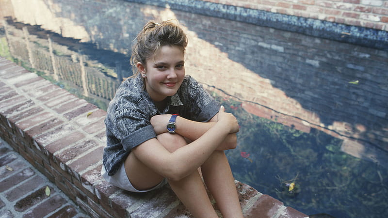 Cute Smiley Drew Barrymore Is Sitting On Stone Pavement Wearing Ash Shirt And Watch Celebrities, HD wallpaper