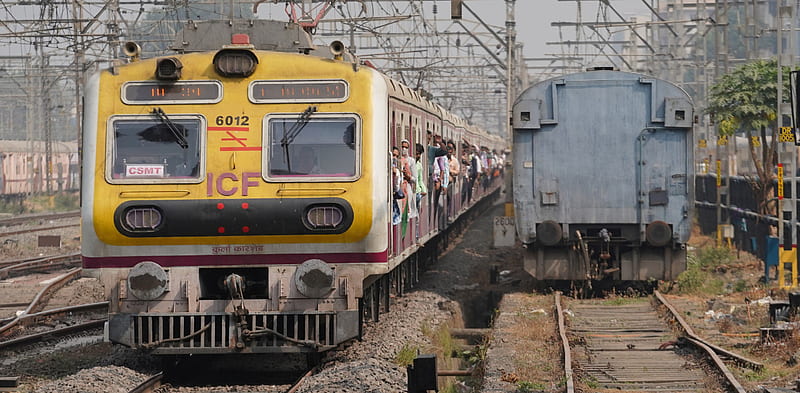 Coach of moving train gets detached in Mumbai; traffic hit, Local Train, HD wallpaper