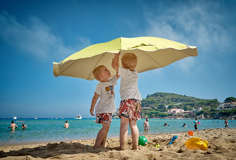 two children playing under umbrella on seashore, HD wallpaper