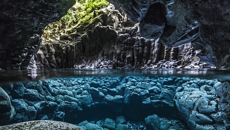 rocks above and under water in an unbelievable pool, rocks, submerged, pool, colore, cave, HD wallpaper