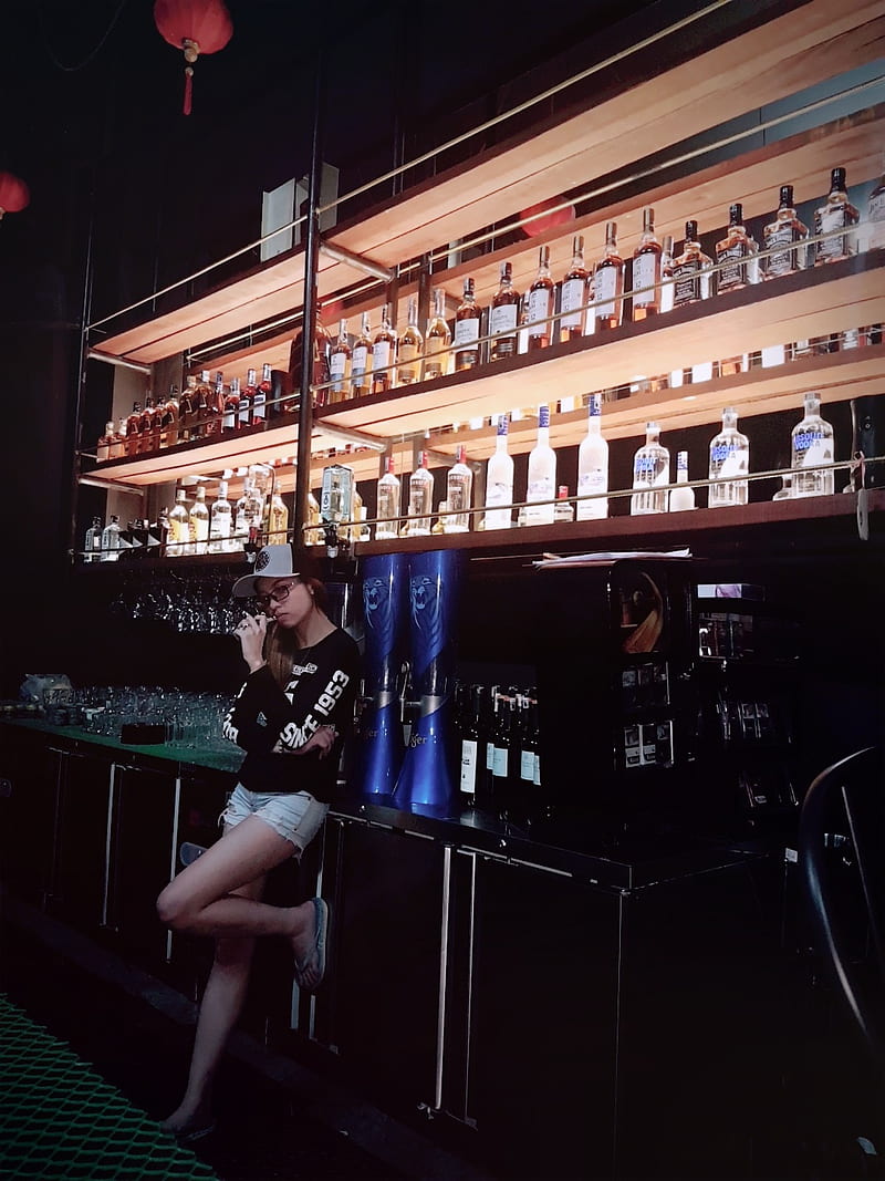 Vaporizer in the bar, entertainment, light, liquor, neon, people, vape, HD phone wallpaper
