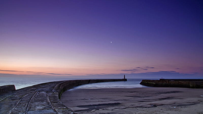 low tide in seaham harbor england, moon, evening, wharf, lighthouse, harbor, low tide, HD wallpaper