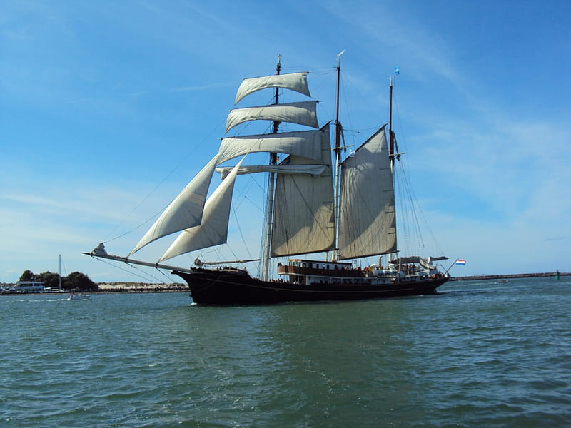 Ships germany. Парусник Херсонес. Бригантина парусник. Небольшие парусные суда. Парусник малый.