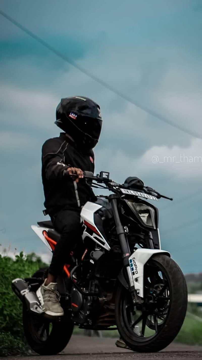 KTM India - Striking the perfect pose on the tropical street. The KTM RC  200's clip on handlebars enhance the control for perfect lines through any  corner for an ultimate racing experience. @