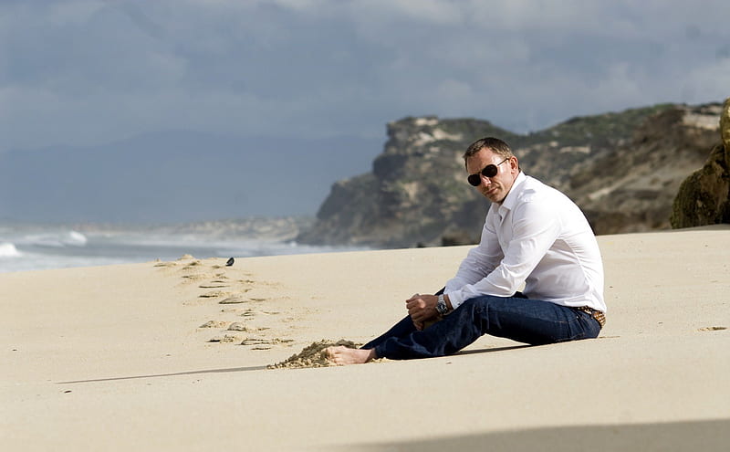 Daniel Craig, ocean, glasses, man, sky, sea, beach, sand, actor, blue, HD wallpaper