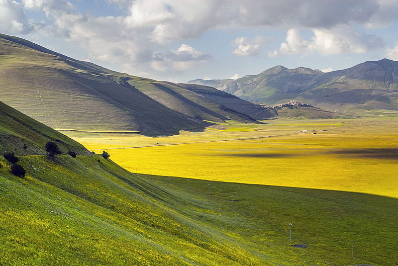 The summer landscape in Monti Sibillini National Park, Landscape, Castelluccio di Norcia, Summer, Monti Sibillini National Park, HD wallpaper