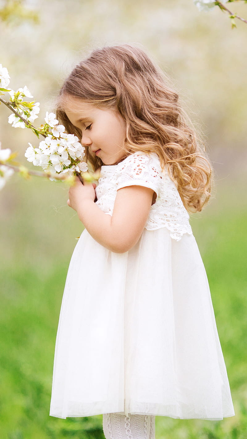 Little cute girl , little girl, smelling, flowers, lockscreen, HD phone wallpaper