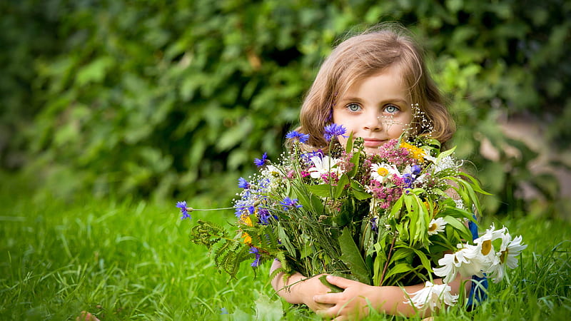 Cute Little Girl With Ash Eyes Is Holding Variety Of Flowers In Hands In Green Background Cute, HD wallpaper