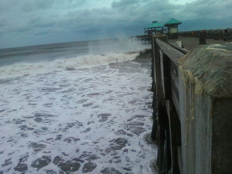 Hurricane Irene @ Folly Pier, nature, hurricane, waves, pier, HD wallpaper
