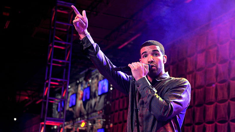 Drake Is Raising Right Hand Up In Purple Background Having Mike In Hand Drake, HD wallpaper