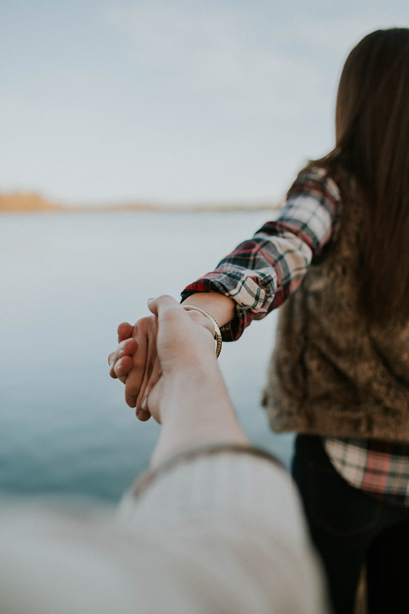 shallow focus graphy of man and woman holding hands, HD phone wallpaper