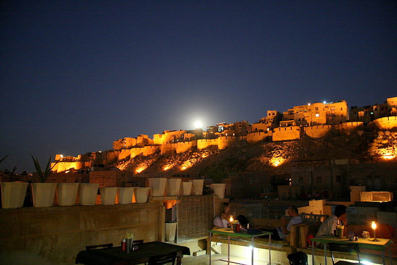 full moon over the fort - jaisalmer, india, india, resteraunt, fort, tourist, HD wallpaper