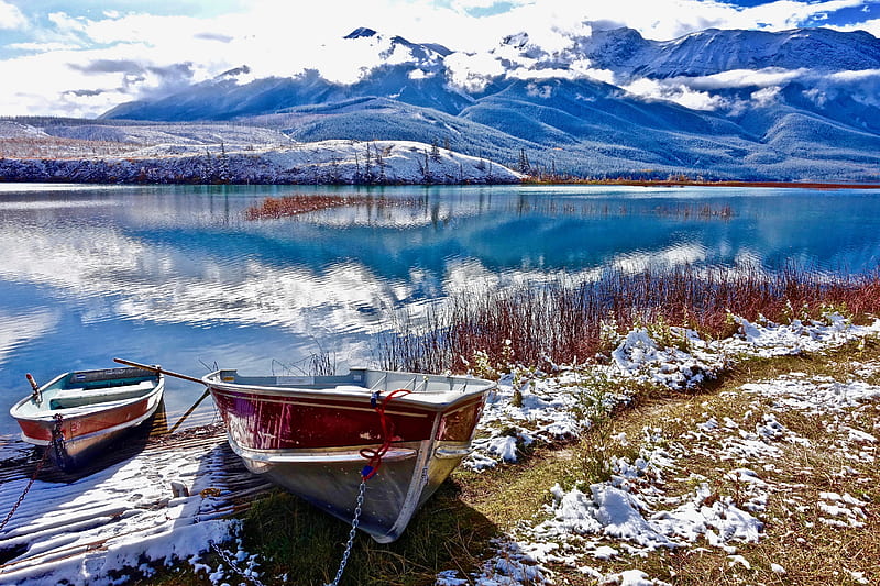 Brown and white canoe, snow, bonito, canoe, river, reflection, winter, lake, brown, mountain, white, HD wallpaper