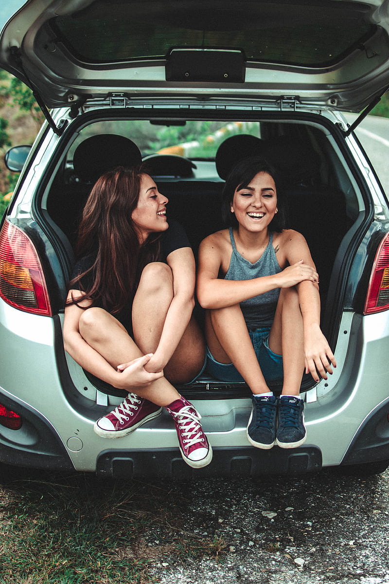 two women sitting at the back of the car, HD phone wallpaper