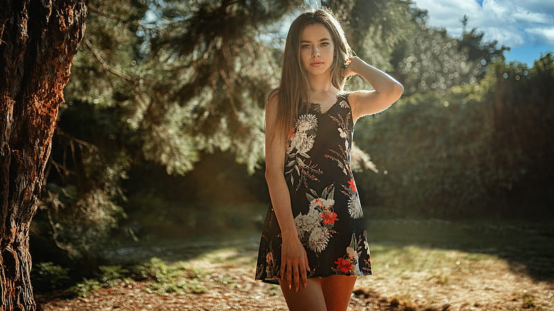 Chica morena modelo mujer lleva flores vestido negro estampado en árboles  niñas, Fondo de pantalla HD | Peakpx