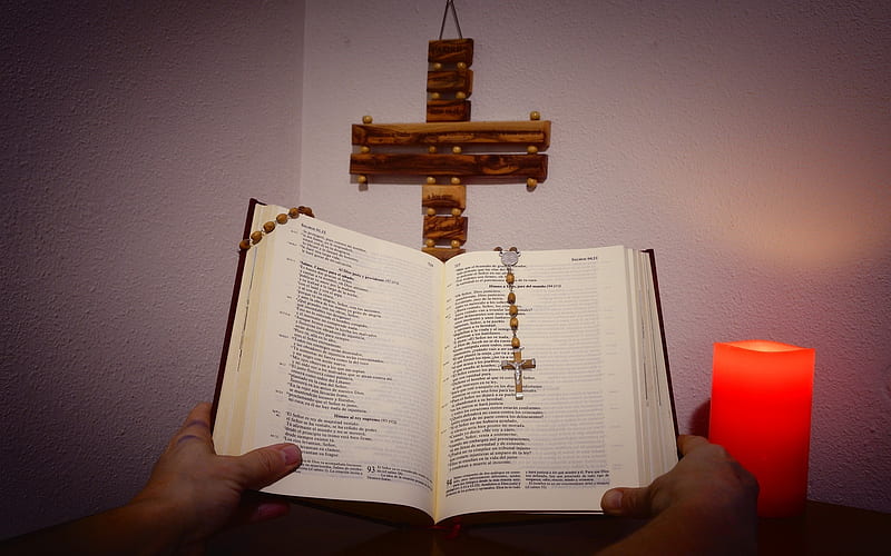Holy Bible, candle, Bible, Rosary, Cross, hands, HD wallpaper