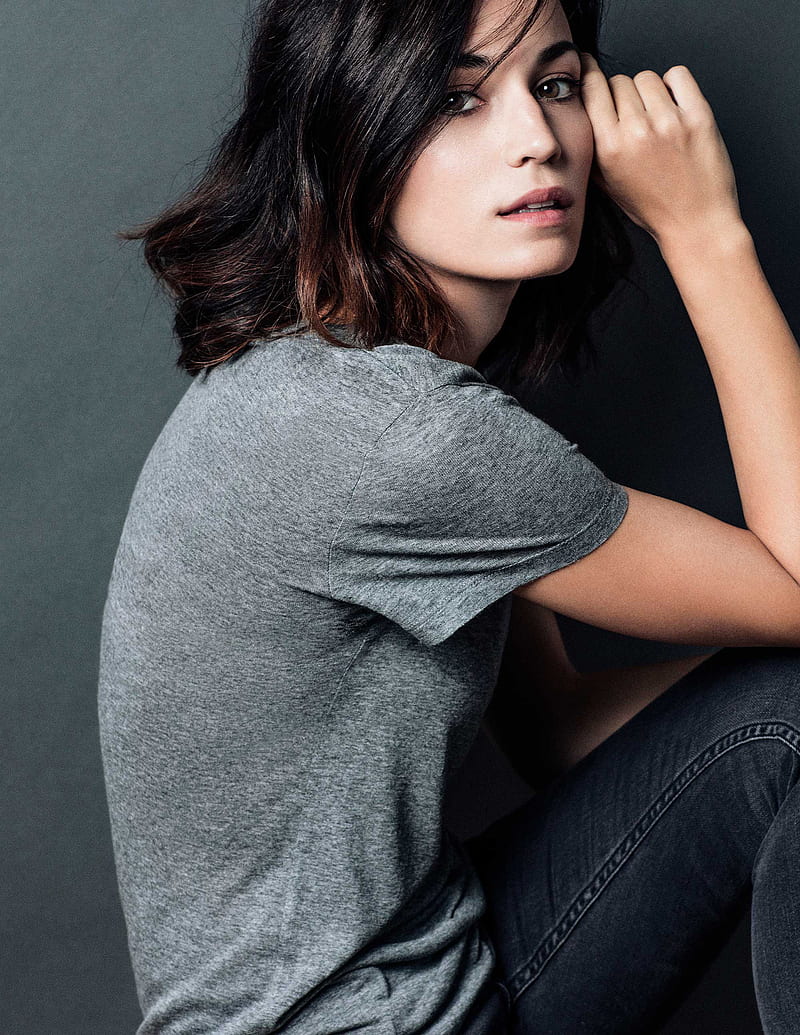 Sara Rivero, actress, brunette, simple background, Spanish, shoulder length hair, jeans, HD phone wallpaper