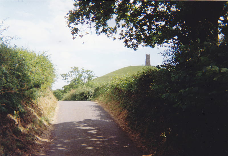 Approaching Glastonbury Tor, rural, glastonbury, tor, tower, king arthur, legend, village, avalon, lane, ley lines, HD wallpaper