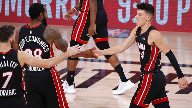Cute Tyler Herro Is Shaking Hand To Other Player Wearing Black Sports Dress Basketball Sports, HD wallpaper