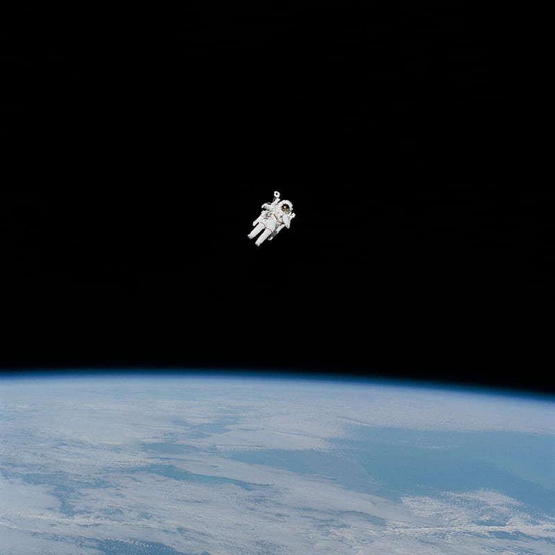 astronaut in spacesuit floating in space, HD phone wallpaper