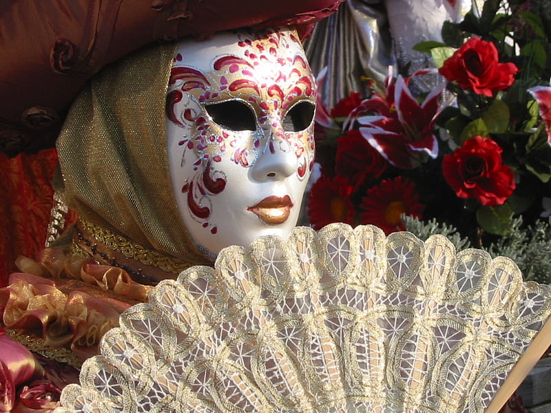 Roses and Fan, costumes, venice, roses, carnival, fans, masks, masques, flowers, fashion, italy, HD wallpaper