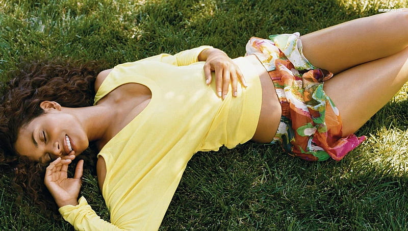 Halle Berry, ethnic, grass, shorts, yellow, sexy, halle-berry, HD wallpaper
