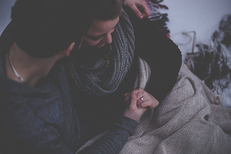 couple with grey blanket, HD wallpaper