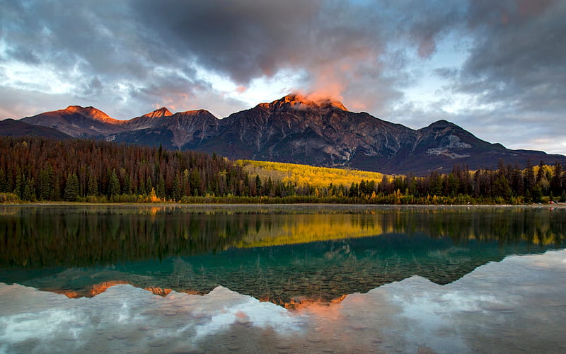 Patricia Lake, mountain lake, mountain landscape, glacial lake, forest, Pyramid Mountain, Jasper National Park, Alberta, Canada, HD wallpaper