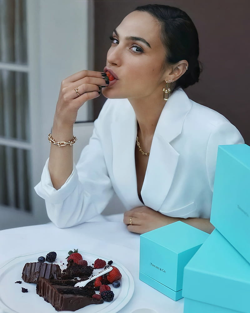 Gal Gadot eating Strawberry and Cake, HD phone wallpaper