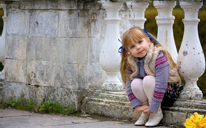 Cute girl, sit, wait, girl, outdoor, HD wallpaper | Peakpx