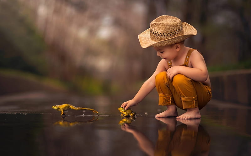 Little boy playing with yellow frogs, frog, boy, little, yellow, copil, child, cowboy, hat, HD wallpaper