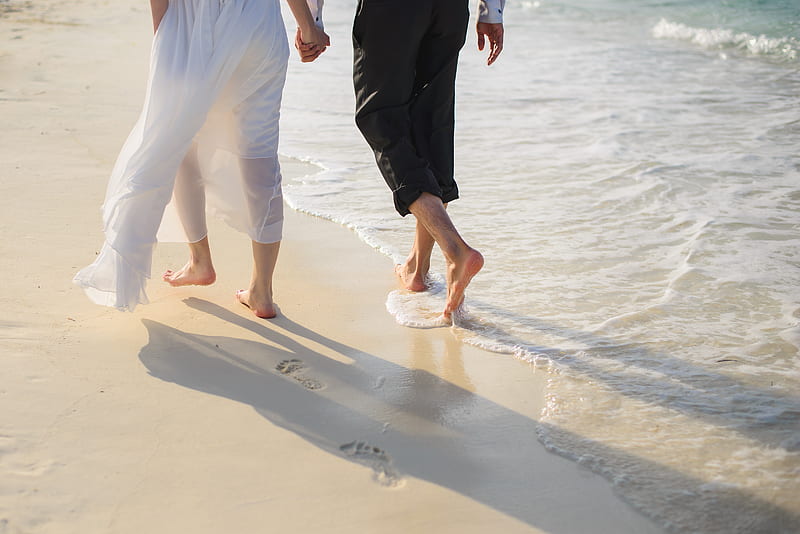 Man and Woman Holding Hands While Walking on Beach, HD wallpaper