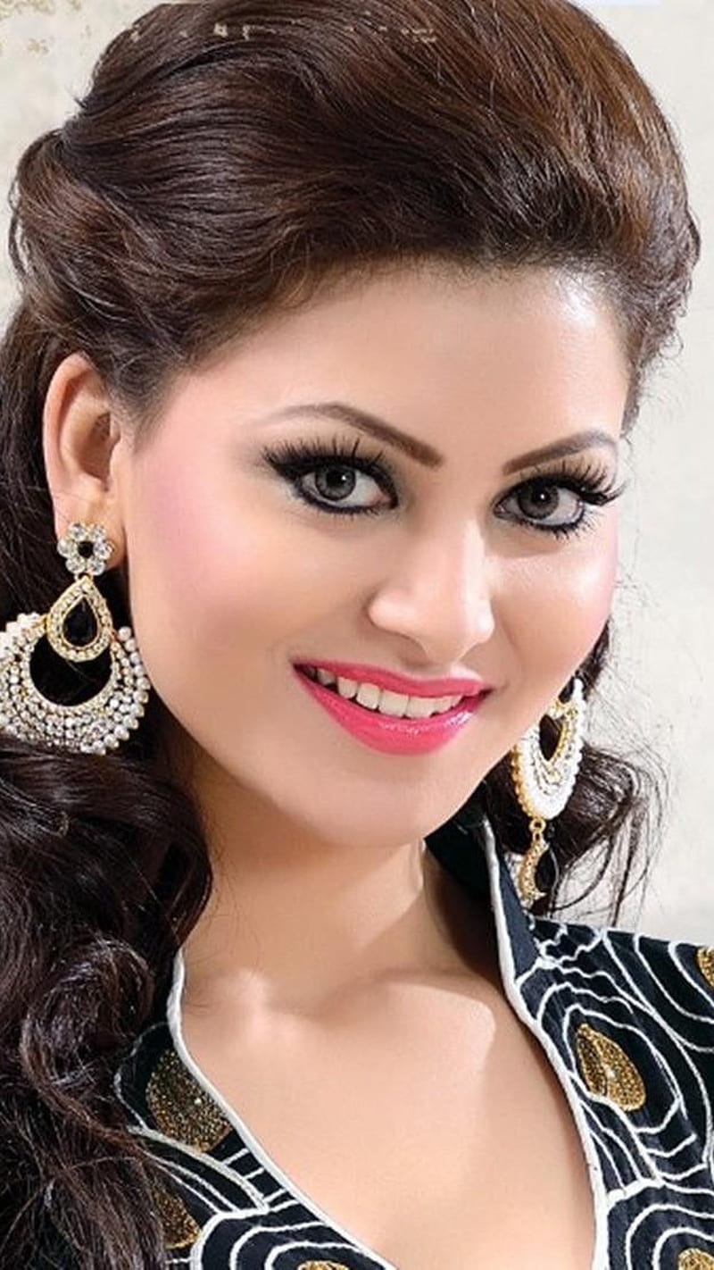 Urvashi Rautela in Black , urvashi rautela, celebrity, bollywood, indian actress, bonito, hot, beautiful eyes, HD phone wallpaper
