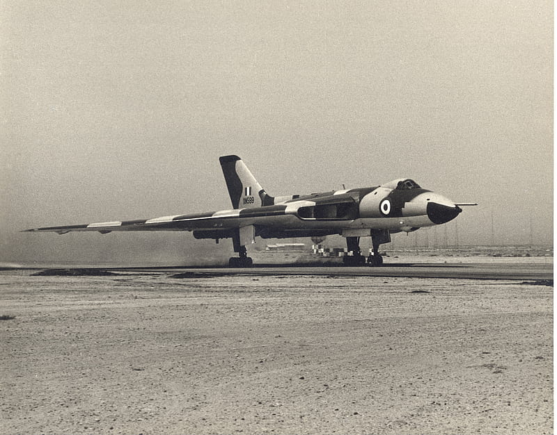 Vulcan M599 Taking off from Masirah 1971, royal air force, military, aircraft, vulcan, HD wallpaper