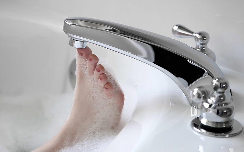 my toe is stuck, foot, bathe, suds, relax, HD wallpaper