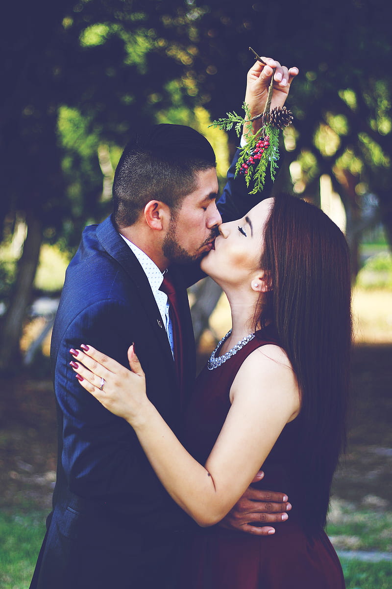 man and woman kissing near trees, HD phone wallpaper